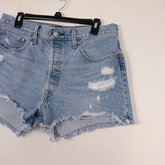 Levi’s Women’s 501 Distressed, Buttonfly, Frayed Hem Denim/Jean Shorts. Size 32. - Picture 4 of 12